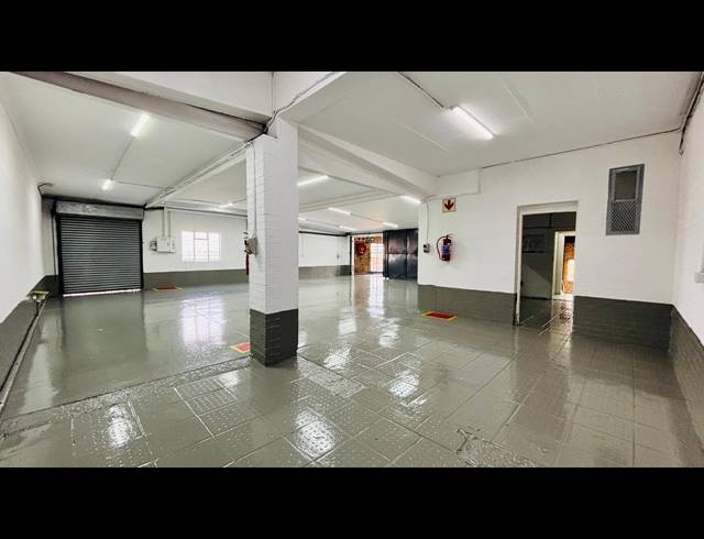 264M² WAREHOUSE TO LET IN FACTORIA